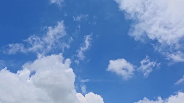 Расслабляющий Вид Белых Облаков Медленно Движущихся Голубом Небе Летние Дни — стоковое видео