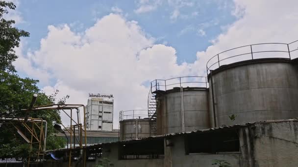 印度班加罗尔 2016年4月6日 夏天背景为蓝天的肥皂工厂的工业储罐 — 图库视频影像