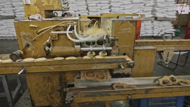 Proces Lisování Nebo Tvarování Mýdla Strojově Továrně Výroba Mýdlového Pásu — Stock video