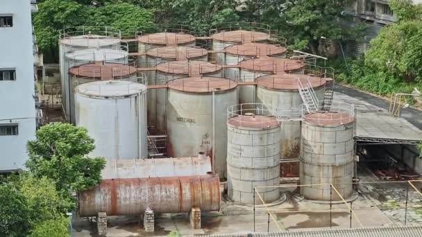 石鹸工場の外の産業貯蔵タンクの広い視野 錆びた古い貯蔵タンク — ストック動画