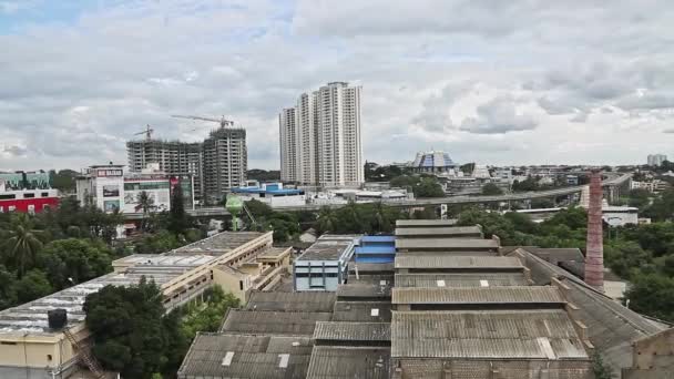 印度班加罗尔 2016年7月25日 一个以摩天大楼 凉鞋肥皂厂和蓝天为背景的地铁轨道美景 — 图库视频影像