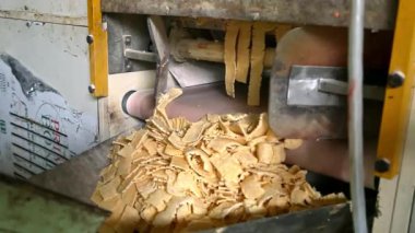 Rafinerileştirme işleminden sonra sabun topakları ekstrüzyon işlemi için parçalara ayrılır. sabun üretimi. sabun fabrikası