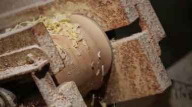 Ham sabunlu eriştenin miksere ya da miksere konveyör bandıyla atılması. sabun üretimi. Sabun fabrikasındaki makineler