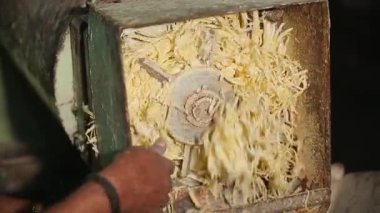 Bangalore, Hindistan-Şubat 4-2017: Bir fabrikada sabun peletleri veya erişte üreten vakumlu bir makina. Sabun fabrikasındaki makineler
