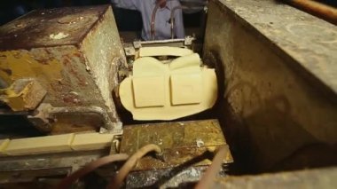Bangalore, Hindistan-4 Şubat 2017: Sabun üretiminde bir sabun damgalama veya sabun şekillendirme makinesinin üst görüntüsü. Sabun fabrikasındaki makineler