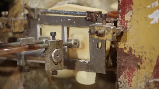 Detailní Záběr Stroje Lisování Mýdla Nebo Tvarování Mýdla Výrobní Lince — Stock video