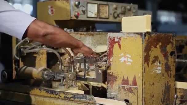 Sabun Damgalama Sabun Şekillendirme Makinesinin Üretim Hattında Yakın Çekimi Sabun — Stok video