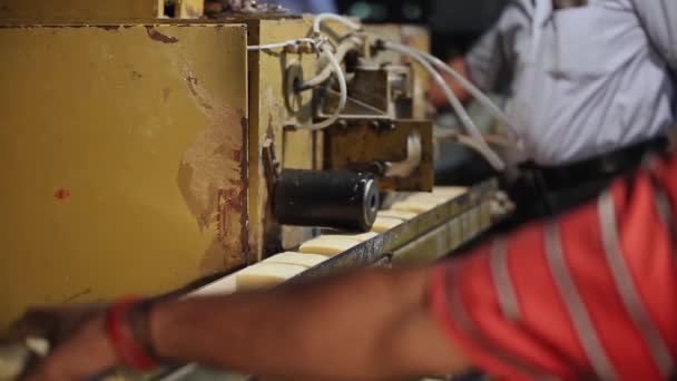 Arka Planda Sabun Damgalama Makinesi Kullanan Bir Adamın Görüntüsü Hazır — Stok video