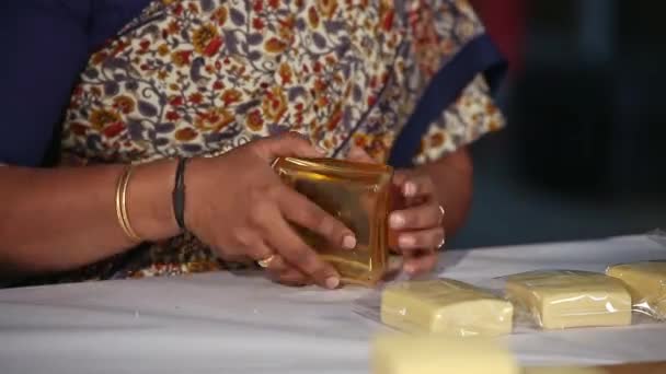 Üretim Hattındaki Özel Kutulara Sarılı Sabunları Paketleyen Kadın Elleri Sıralama — Stok video