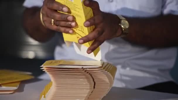 Bangalore Indie Luty 2017 Zbliżenie Męskich Rąk Produkcji Pudełek Mydlanych — Wideo stockowe
