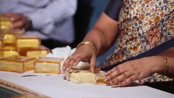 Κλείσιμο Των Γυναικείων Χεριών Που Συσκευάζουν Σαπούνια Ελκυστικά Κουτιά Στο — Αρχείο Βίντεο