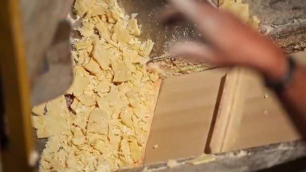 Pelotas Sabão São Esmagadas Chips Movidas Uma Correia Transportadora Processo — Vídeo de Stock