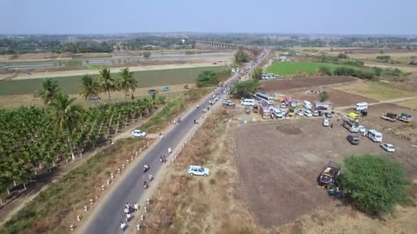 2023年2月7日 印度维贾亚那加拉 在卡纳塔克邦举行的印度教宗教节日期间 人们走过马路的空中景观 — 图库视频影像