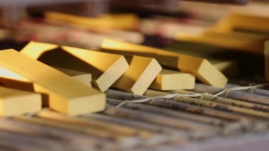 Sabun kalıpları paketleme işlemi sırasında taşıyıcı bant üzerinde hareket eder. sabun yapma işlemi. Sabun fabrikası. Sabun imalatı