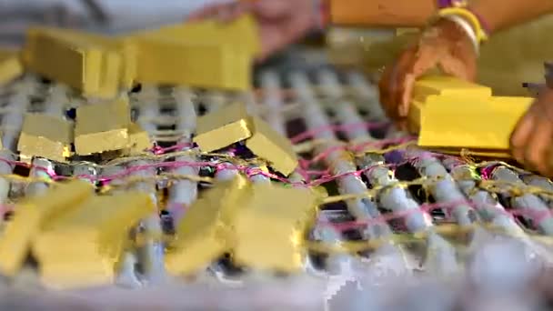 特写镜头显示 一堆堆肥皂棒是由男性手在传送带上收集的 肥皂工厂 肥皂生产 — 图库视频影像