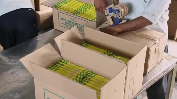 Bangalore India Mei 2016 Sluitingen Van Arbeiders Verpakken Zeepjes Kartonnen — Stockvideo