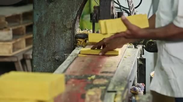 Ενώ Μια Μηχανή Χτυπάει Λογότυπα Σαπουνόπερες Ένας Εργάτης Συλλέγει Και — Αρχείο Βίντεο
