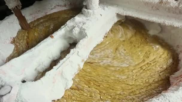 ミキサーまたはミキサーで混合または混合されている石鹸成分の閉鎖 石鹸製造プロセス 石鹸製造 — ストック動画