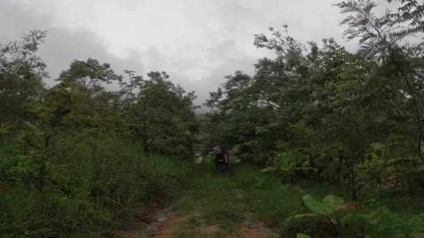 Shivamogga Inde Août 2021 Randonneuses Avec Parasols Marchent Long Sentier — Video