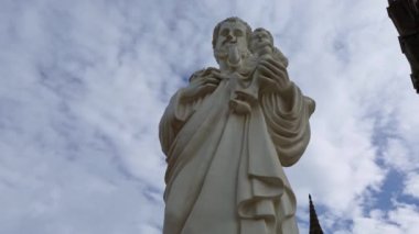 Aziz Joseph 'in heykelinin Mysore' daki kilisesinde arka planda mavi gökyüzü olan alçak açılı görüntüsü.