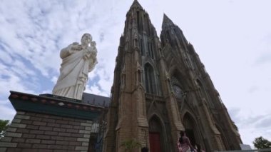 Mysore, Hindistan-Haziran 20, 2016: Hindistan 'daki en uzun katedraller olan Mysoria' daki Aziz Yusuf 'un heykeli ve Philomena Kilisesi' nin düşük açılı görüntüsü