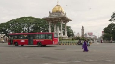 Mysore, Hindistan-Haziran 20,2016: Eski kral Krishnaraja Wodeyar 'a adanmış Mysore Circle.circle' daki Maharaja anısına yapılan heykelin geniş bir görünümü