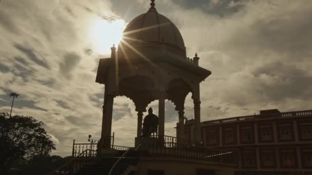 夏の日没の間に哲学者バサヴァンナ記念碑のドームの隅に輝く太陽 — ストック動画
