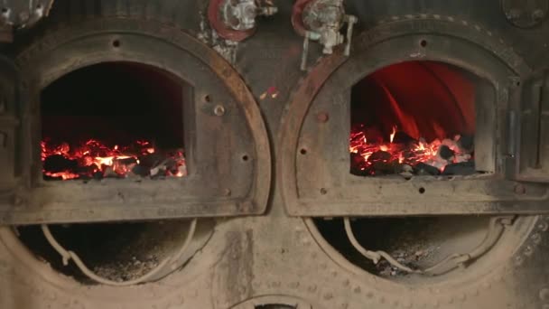 Eine Nahaufnahme Der Holzkohleverbrennung Fabrikofen Oder Industriellen Feuerofen Heißes Feuer — Stockvideo