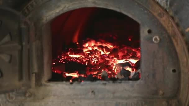 炼焦厂工厂窑炉或工业生火窑内烧炭的特写 热火和焦炭 肥皂工厂 — 图库视频影像