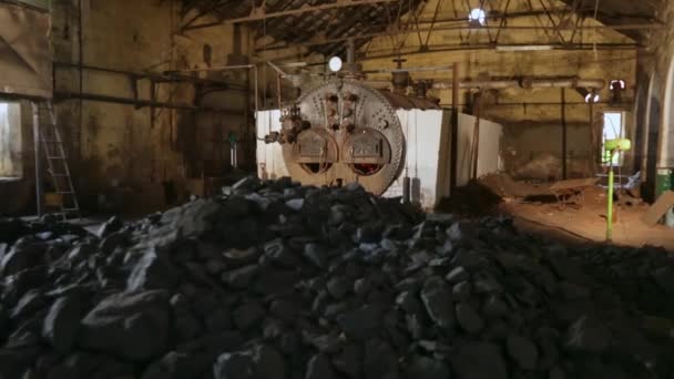 Широкий Вид Ржавой Старой Печи Груды Угля Внутри Factory Soap — стоковое видео