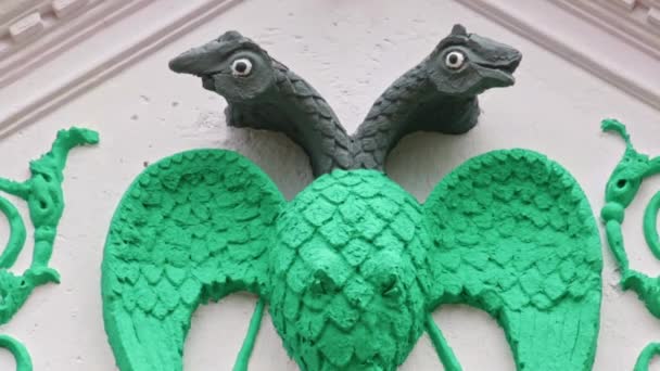 二頭の鳥の彫刻のクローズアップ または壁にGandabrenda鳥の紋章 — ストック動画