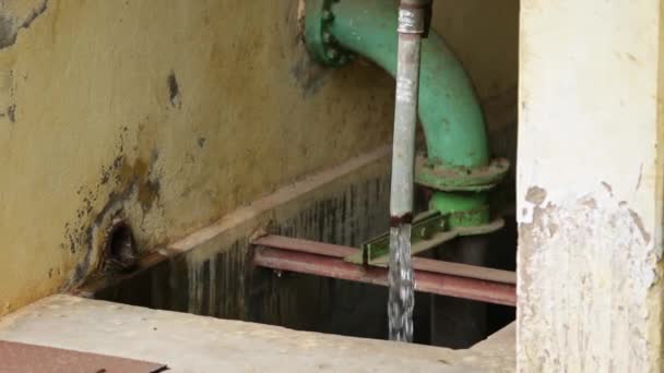 Primer Plano Del Agua Que Cae Una Tubería Metal Oxidado — Vídeos de Stock