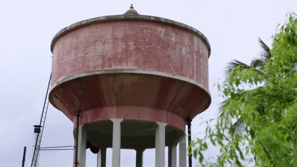 Sebuah Pemandangan Sudut Rendah Dari Tangki Air Besar Untuk Desa — Stok Video