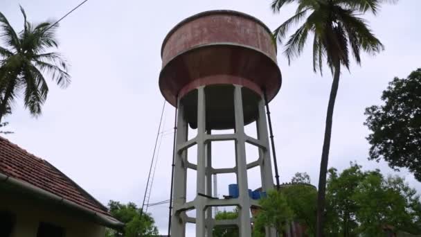 小さなインドの村の水の塔の低角度ビュー 古い水タンク村の給水所の大きな水タンク 田舎の水槽 — ストック動画