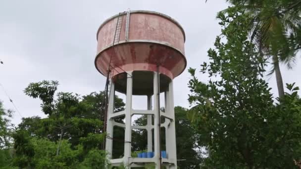 Niskokątny Widok Wieżę Ciśnień Małej Wiosce Indian Stary Zbiornik Wodny — Wideo stockowe