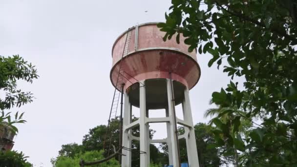 小さなインドの村の水の塔の低角度ビュー 古い水タンク村の給水所の大きな水タンク 田舎の水槽 — ストック動画