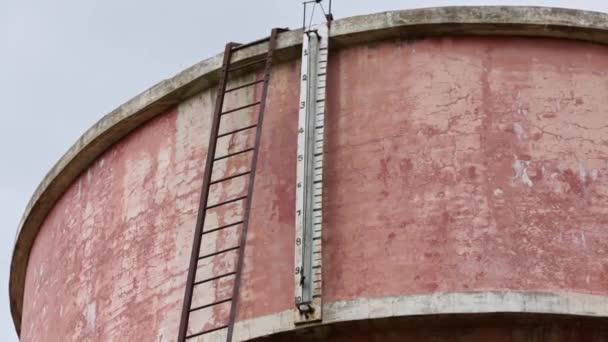 村の水供給のための大きな水タンクの閉鎖 小さなインドの村の水塔 古い水タンク 農村の水タンク — ストック動画