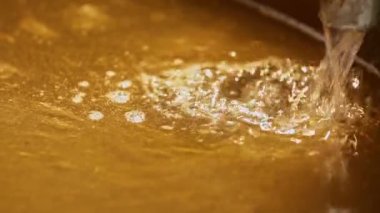 Sabun üretiminde doğal organik yağlara tuz çözeltisi ekleniyor. Sabun üretimi. Sabun fabrikası.
