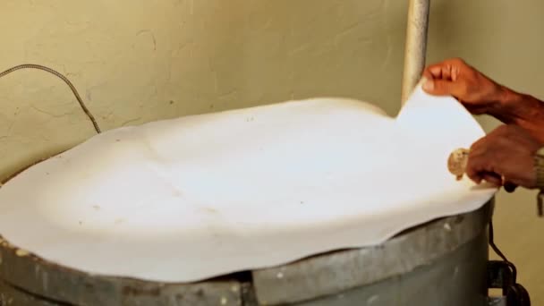 Bir Işçi Sabun Üretimi Sırasında Konteynırdaki Kül Suyu Solüsyonunu Organik — Stok video