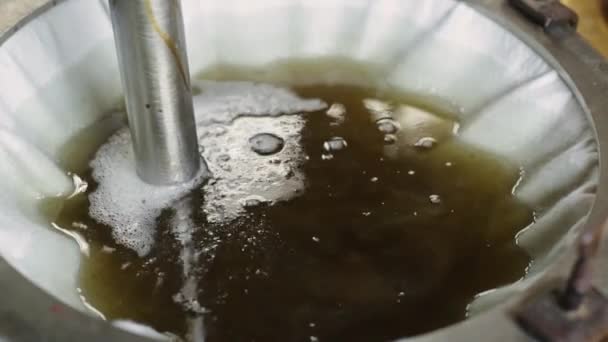 Zbliżenie Ekstrakcji Lub Oczyszczania Roztworu Mydła Płynie Procesie Produkcji Mydła — Wideo stockowe