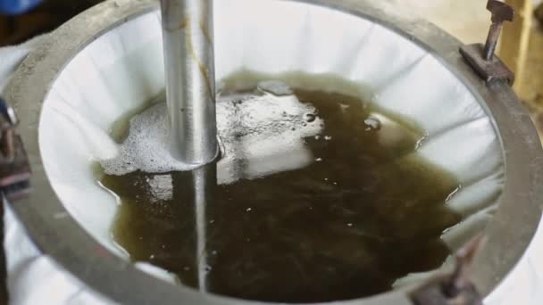 Κλείσιμο Της Εκχύλισης Του Καθαρισμού Του Υγρού Σαπουνιού Στη Διεργασία — Αρχείο Βίντεο