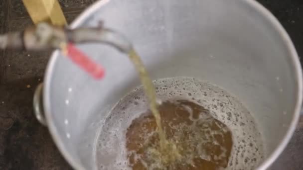 Çelik Kap Çıkarılmış Veya Saflaştırılmış Sıvı Sabun Çözeltisi Ile Dolduruluyor — Stok video
