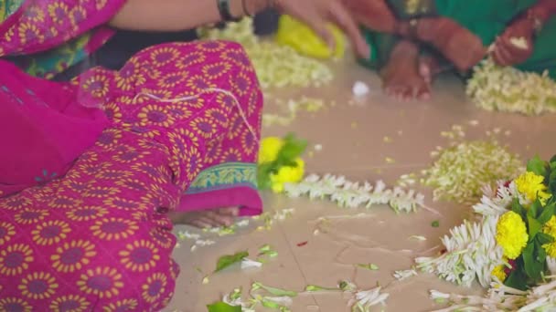 Închiderea Mâinilor Femeilor Indiene Care Fac Ghirlande Flori Mâinile Interiorul — Videoclip de stoc