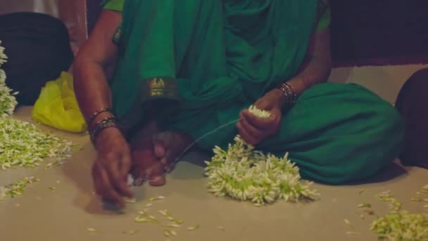 Κοντινό Πλάνο Μιας Ηλικιωμένης Ινδής Που Πλέκει Στεφάνια Λουλουδιών Χέρια — Αρχείο Βίντεο