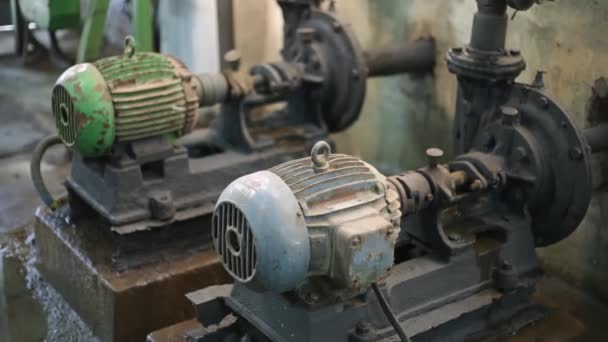 Detailní Záběr Starých Zrezivělých Elektromotorů Čerpá Vodu Továrně — Stock video