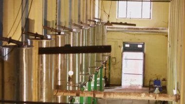 Sabun fabrikasındaki makine ve ekipman. Fabrikanın içindeki kazan ve tanklarda. sabun yapma makineleri. Sabun üretimi. Sabun pişirme birimi.