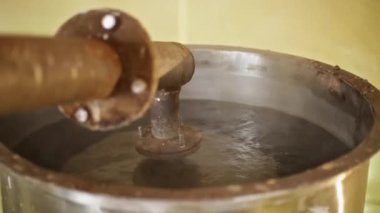 Sabun fabrikasındaki makine ve ekipman. Fabrikanın içindeki kazan ve tanklarda. sabun yapma makineleri. Sabun üretimi. Sabun pişirme birimi.