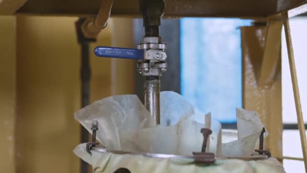 Sabun Fabrikasındaki Makine Ekipman Fabrikanın Içindeki Kazan Tanklarda Sabun Yapma — Stok video