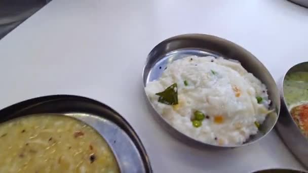 健康的南印度人早餐食品品种在小盘上提供的观点 — 图库视频影像