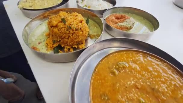 健康的南印度人早餐食品品种在小盘上提供的观点 — 图库视频影像